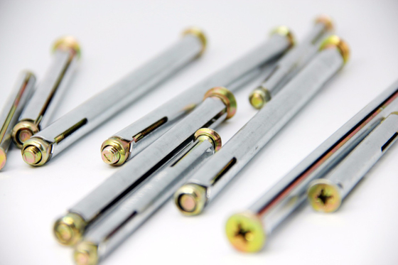 Die Fabrik produziert Metall-Ankerbolzen aus mit Weißzink beschichtetem Kohlenstoffstahl
